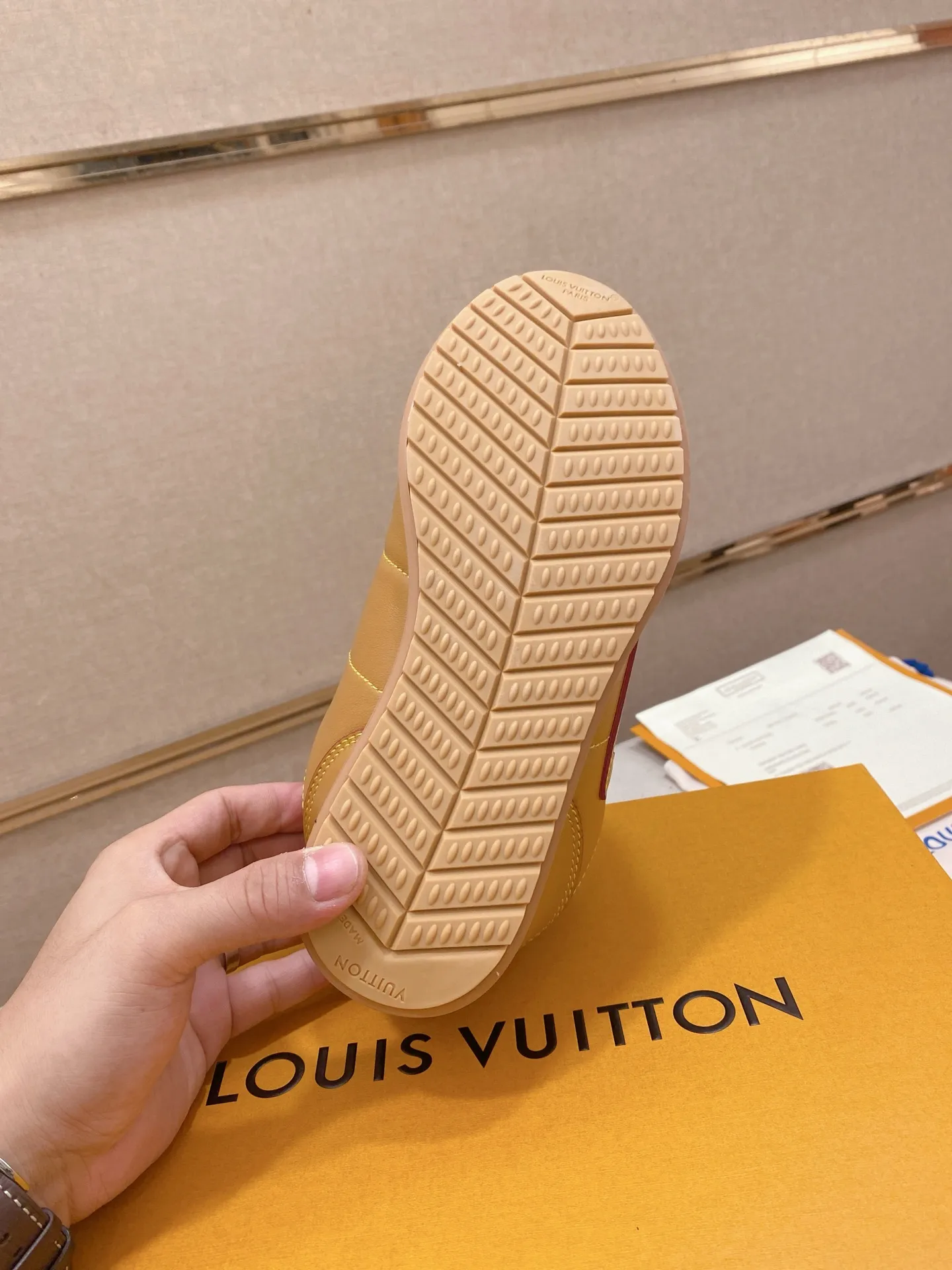 Men's shoes💰: Couple style 700💰LOUIS VUITTON Footint Soccer sneakers‼ ️ The top version, the same sneakers for LV couples. You will look fashionable when you wear them. This Footint Soccer sneaker was unveiled in the 2025 spring and summer series fashion show. The tongue is embellished with the Lvers United badge inspired by the football team. The rubber sole of the foot is decorated with multiple Louis Vuitton logos. The original latest packaging. Fabric: original imported cowhide. Lining: original imported breathable mesh. Foot pad: original injection molding pad. Outsole: original molded T combination outsole. Size: 35-45.